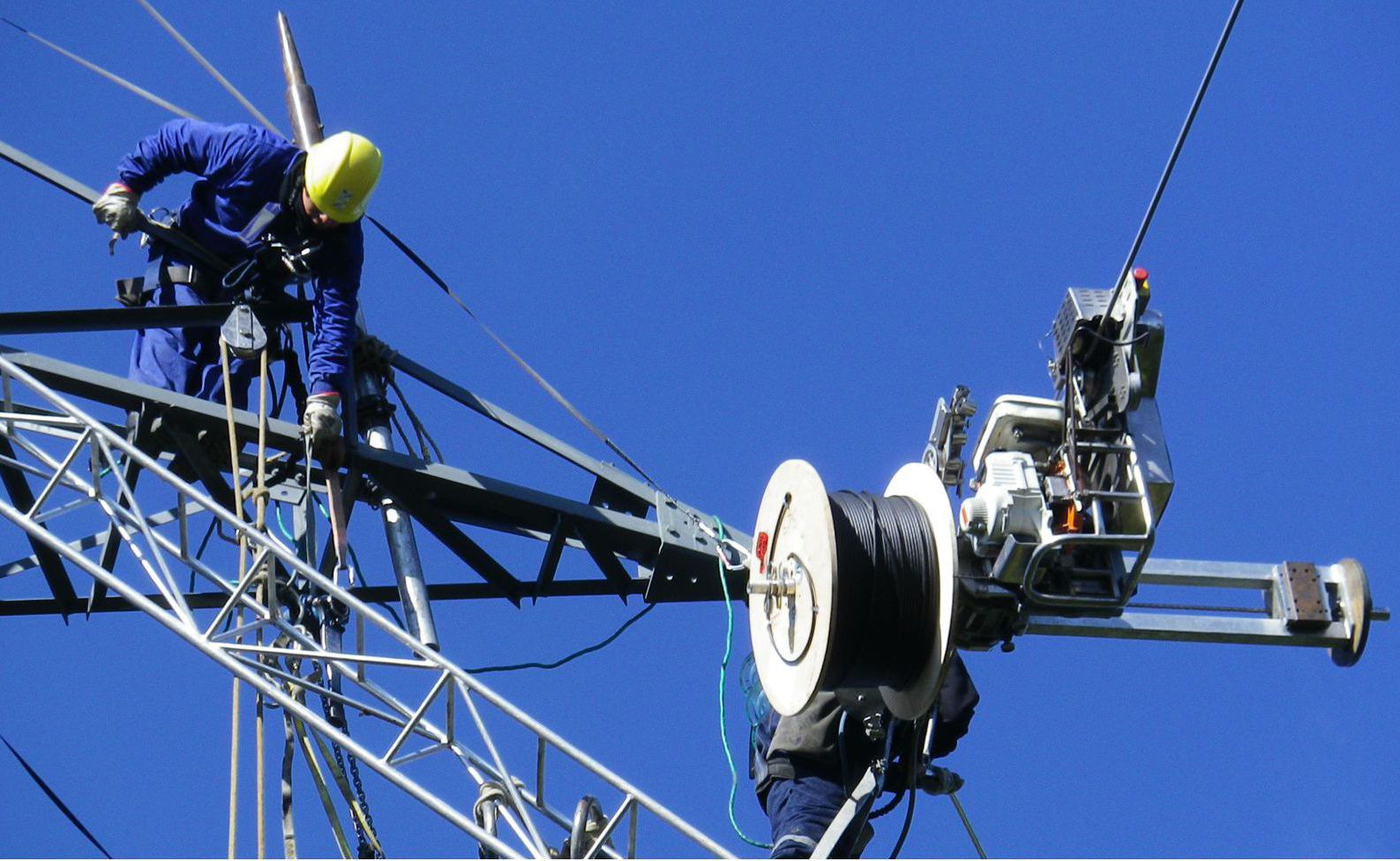 La red de fibra óptica es una infraestructura central para la conectividad.