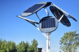 El “árbol solar” de San Carlos permite la carga de celulares, iluminación led de ese sector y el acceso a agua caliente.