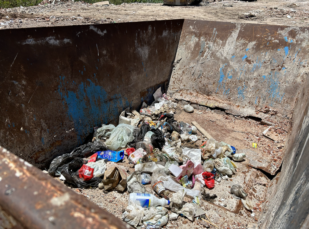 En los contenedores se suele arrojar basura.