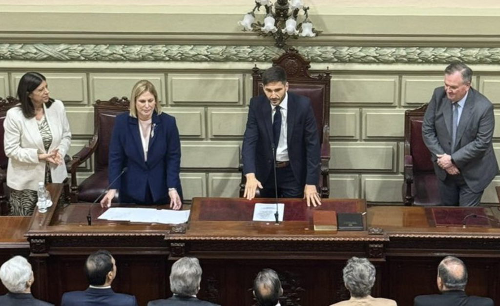 Maximiliano Pullaro jura como gobernador de Santa Fe.