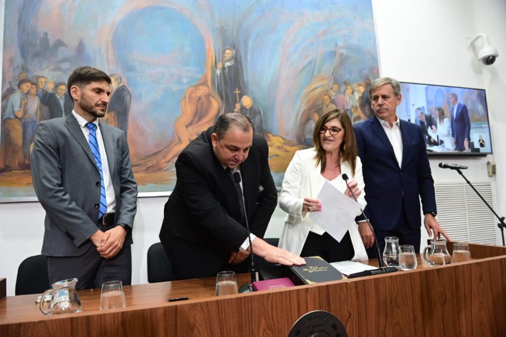 Juan Pablo Poletti jura como intendente de la ciudad de Santa Fe.