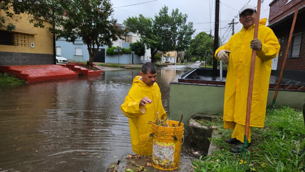 Las cuadrillas municipales trabajaron durante la mañana para destapar las bocas de tormenta.