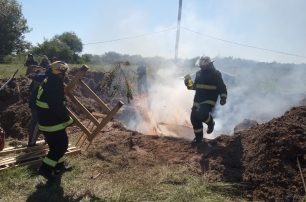 Este jueves al mediodía, se quemaron las plantas de marihuana con la asistencia de los bomberos.