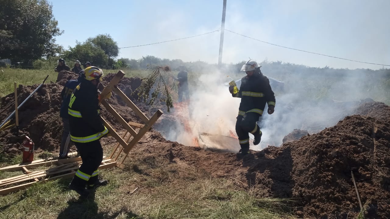 Este jueves al mediodía, se quemaron las plantas de marihuana con la asistencia de los bomberos.