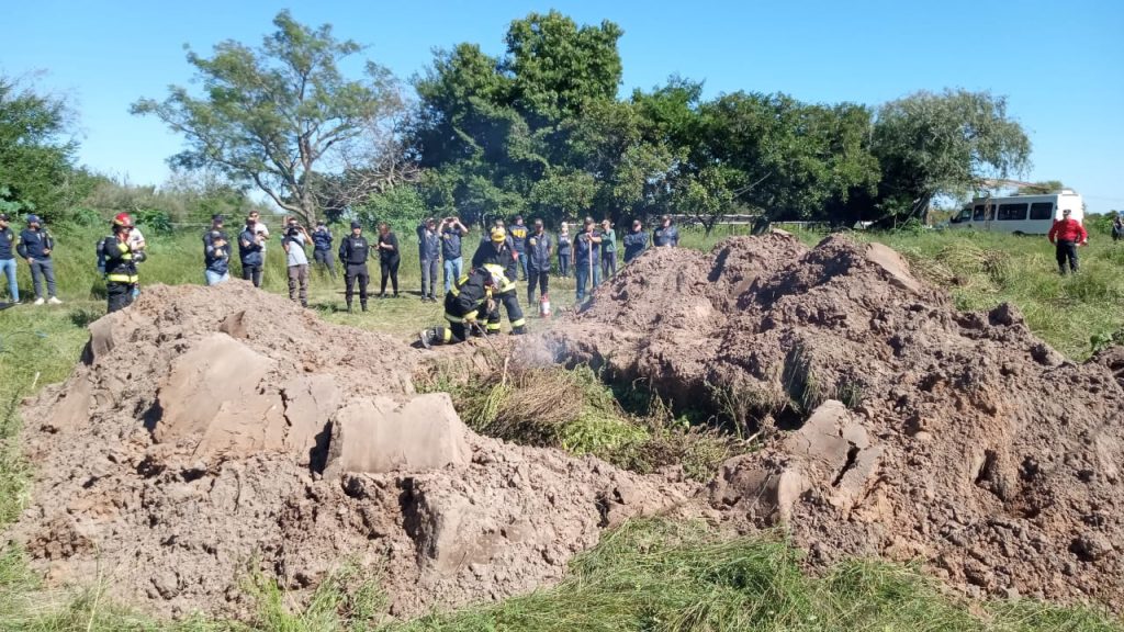 Los bomberos participaron de la incineración de las plantas de marihuana para evitar riesgos.