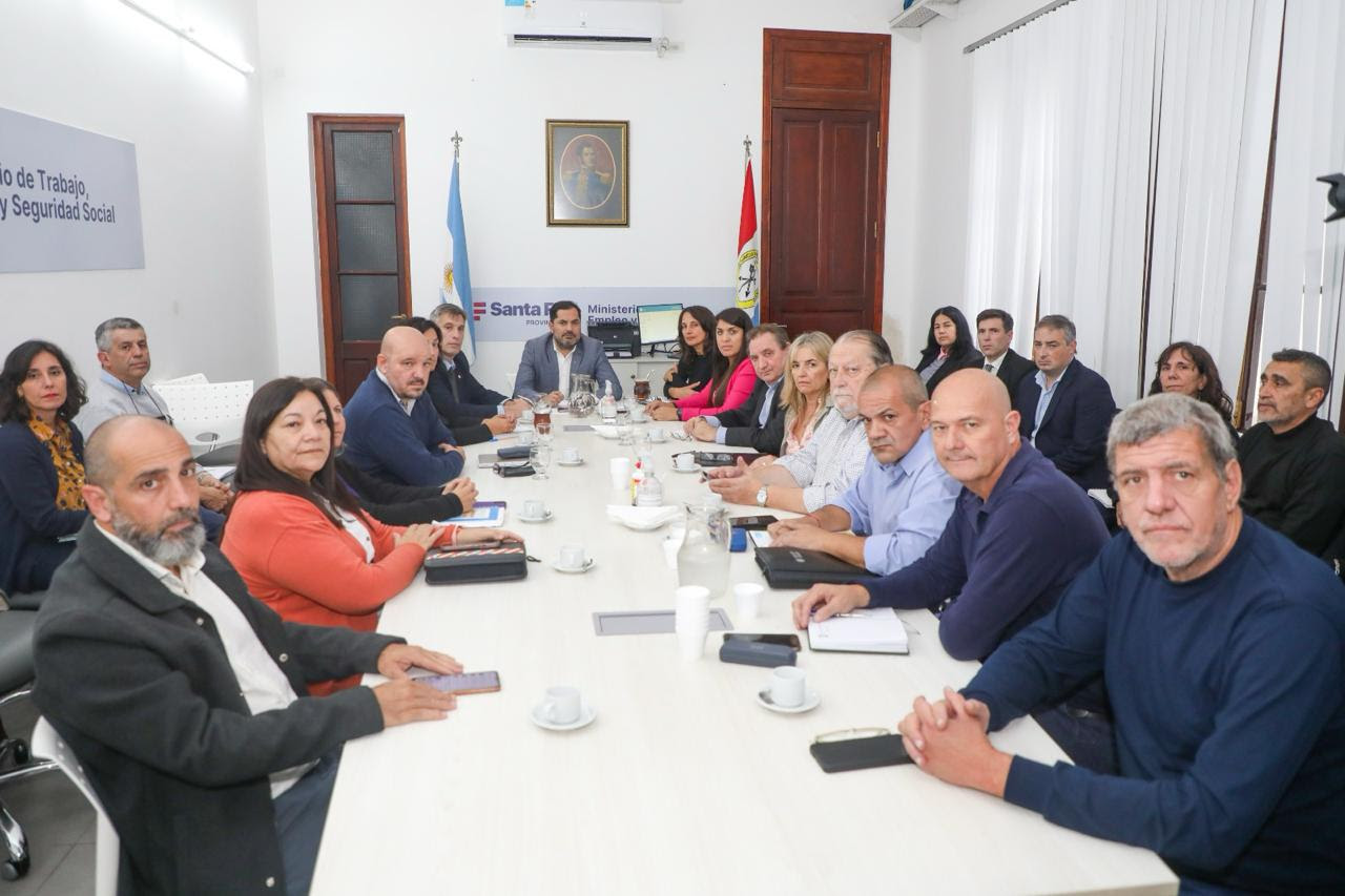 El gobierno volvió a reunirse con los gremios estatales y ofreció una propuesta de actualización salarial.