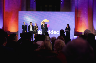 El presidente de Cablevideo, Juan Antonio Priano, junto a sus hiijos Martín, Francisco y Virginia en la presentación de la nueva imagen corporativa de la empresa.