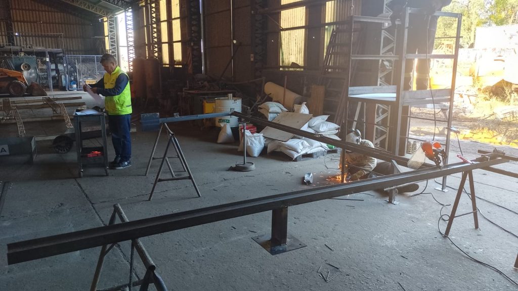 Los andamios y las escaleras permitirán reparar el Puente Carretero sin cortar el tránsito por el puente Bailey.