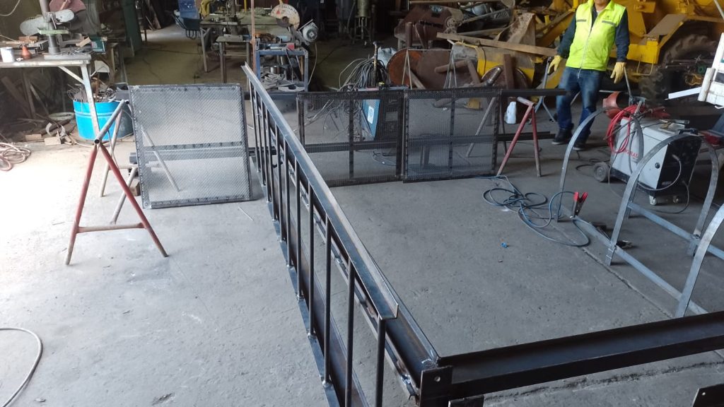 En Rosario se están construyendo los andamios y escaleras que se utilizarán en la reparación del Puente Carretero.