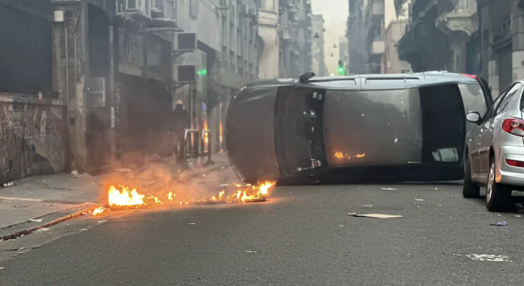 Los manifestantes destrozaron y quemaron autos en las afueras del Congreso.