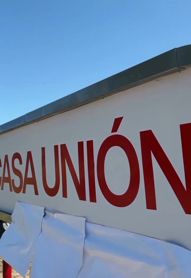 Aunque aún no es oficial, frente al predio ya se colocó un cartel con el nuevo nombre: Casa Unión