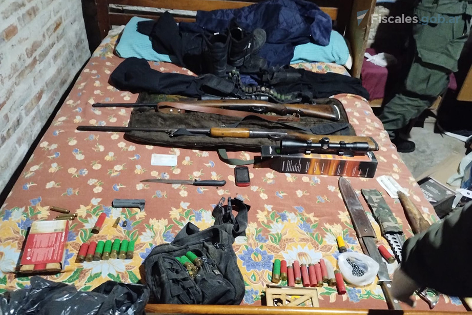 Armas largas, municiones y cuchillos entre los elementos secuestrados en los allanamientos a los policías implicados. Foto: Policía Federal