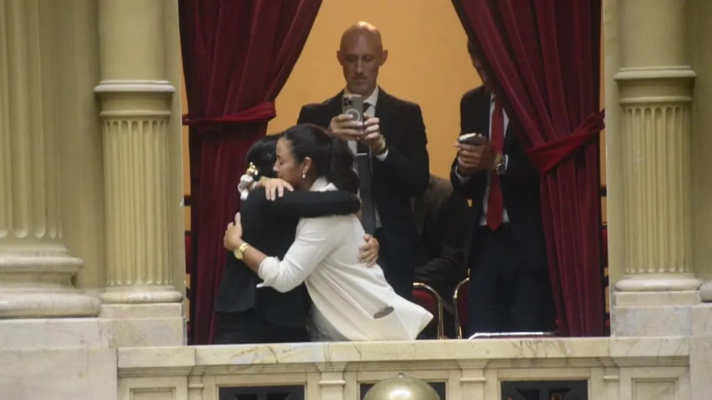 Romina Monzón, mamá de Jeremías, y Virginia, su tía, se abrazan tras la aprobación del nuevo Régimen Penal Juvenil en Diputados